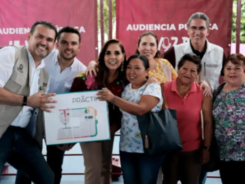 Mara Lezama entrega apoyos directos en audiencia pública en Isla Mujeres