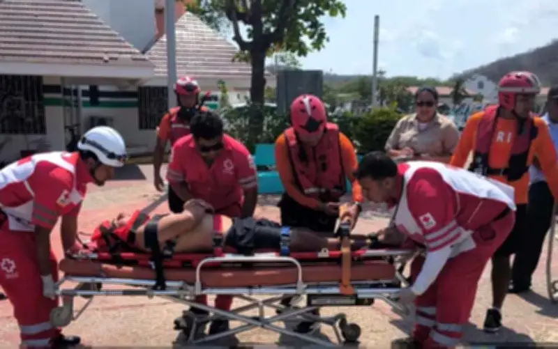 Marina rescata a dos vacacionistas en playas de Baja California y Oaxaca durante Semana Santa