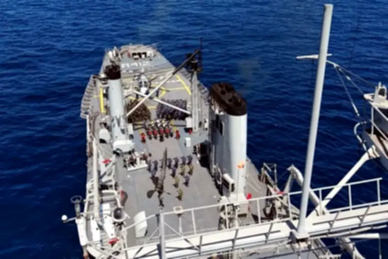 Marinos practican con fuego real desde buques de la Armada