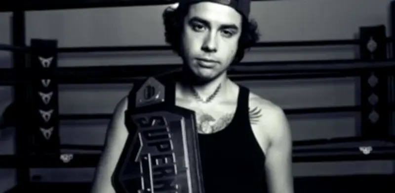 Mario Bautista operado tras fracturarse la mano en pelea