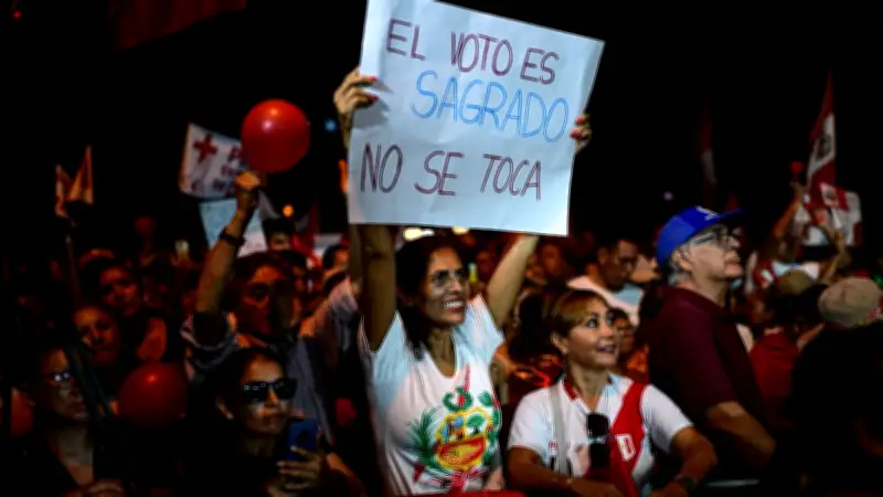 Masiva protesta en Lima por supuesto fraude electoral en Perú: miles exigen respeto al voto
