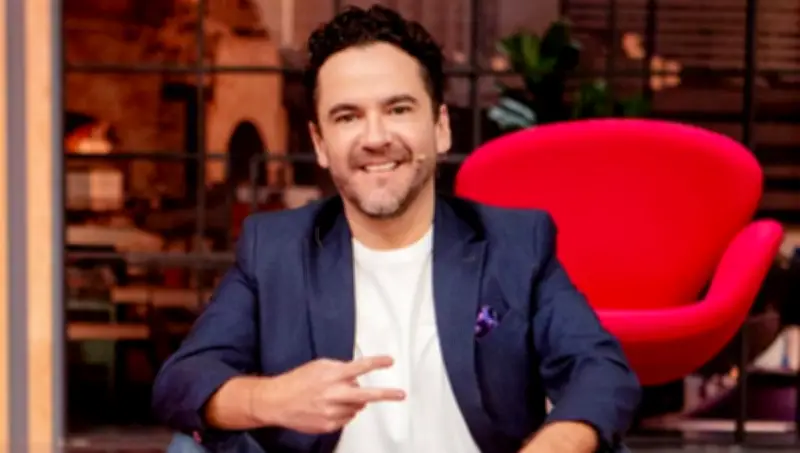 Mauricio Mancera revela su secreto de juventud: la máscara LED facial que usa a sus 42 años