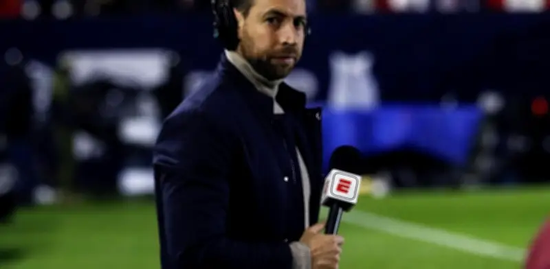 Mauricio Ymay sufre épico 'bautizo' con aspersores en transmisión del América vs Cruz Azul