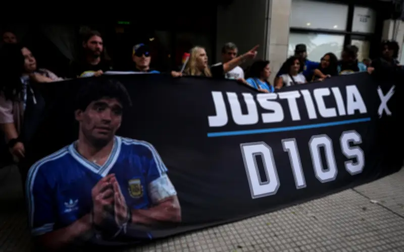 Médico de Maradona niega responsabilidad en su muerte: 'Era mi ídolo' en juicio oral