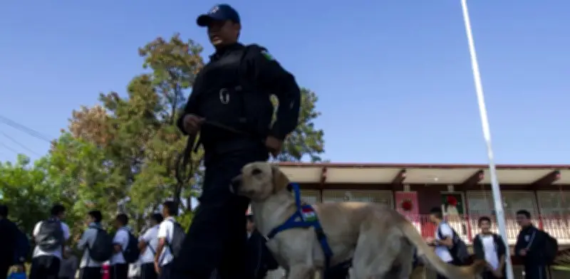 Menor armado moviliza a policías en secundaria de Pesquería, NL