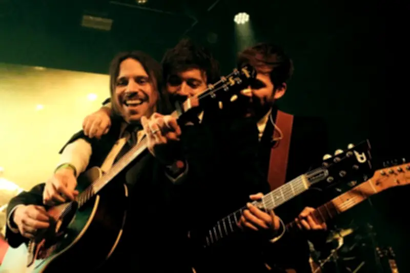 Mesoneros transforman sus conciertos en una experiencia festiva inmersiva