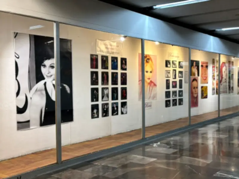 Metro CDMX homenajea a Rocío Dúrcal con exposición fotográfica en estación División del Norte