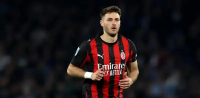 Milan celebra 25 años de Santiago Giménez con homenaje y respaldo total