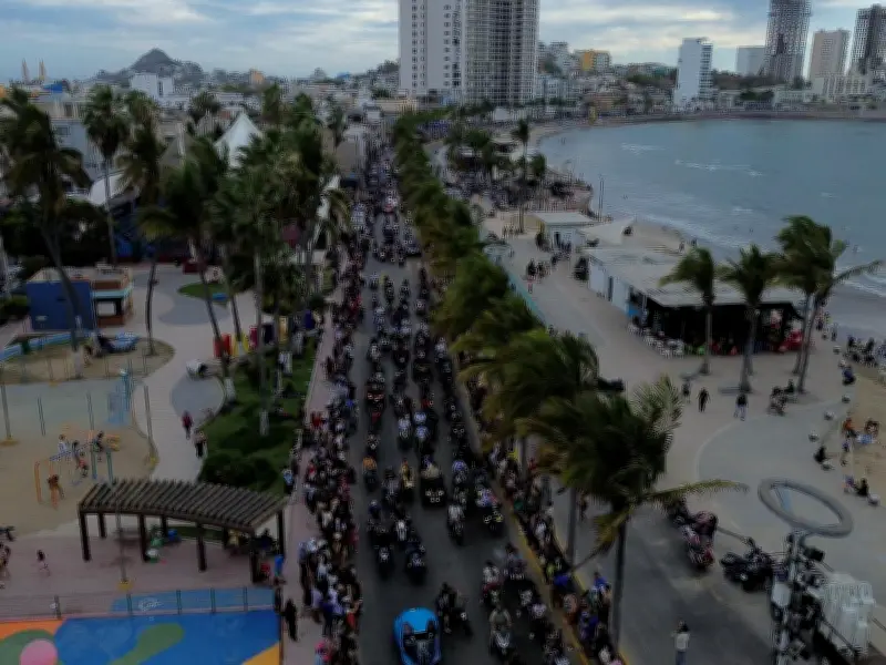 Miles de motociclistas iluminan el malecón de Mazatlán en el gran desfile anual