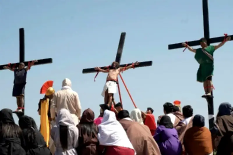 Miles reviven crucifixión en Filipinas en masivo acto de fe católica