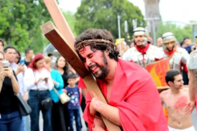 Miles reviven la Pasión de Cristo en emotiva representación tradicional mexicana