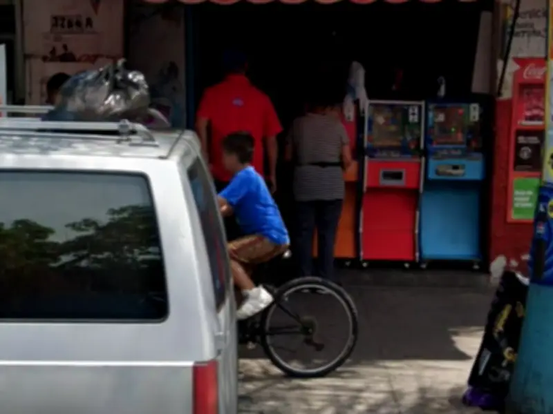 Minicasino opera a 260 metros de cuartel policial en Guadalajara sin control