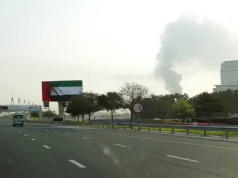 Misil Iraní Impacta Puerto de EAU: 4 Heridos e Incendio en Khor Fakkan