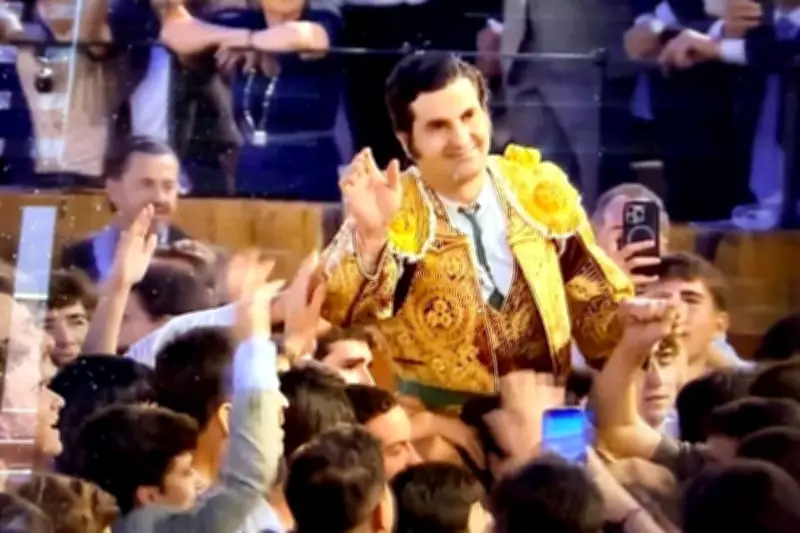 Morante de la Puebla deslumbra en Sevilla con una faena magistral