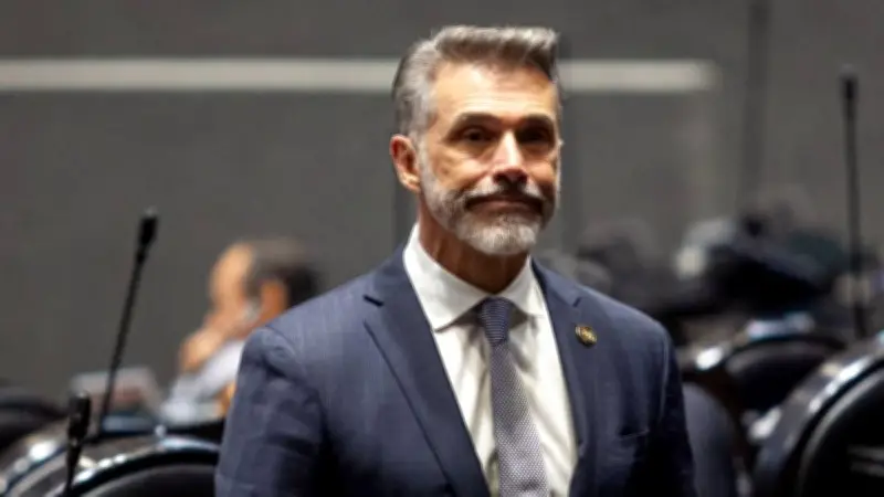 Morena impulsa 'Ley anti-Sergio Mayer' para prohibir licencias por entretenimiento