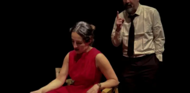 Moscarda: obra explora la identidad fragmentada en la era digital