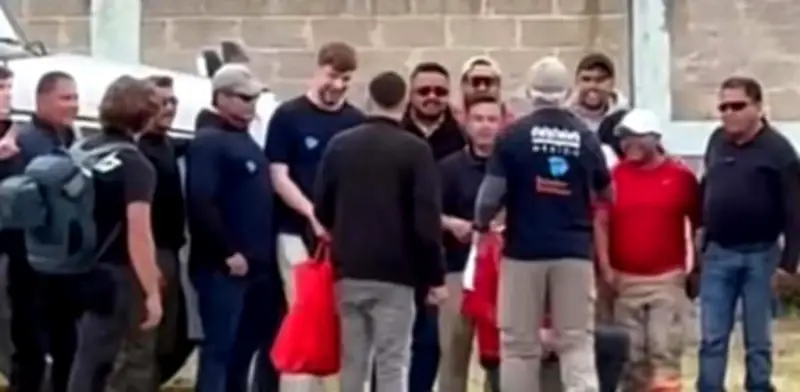 MrBeast y Eugenio Derbez aterrizan en helicóptero en Edomex para donaciones y apoyo comunitario