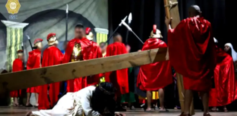 Más de 100 reclusos participan en Viacrucis del Reclusorio Oriente en CDMX