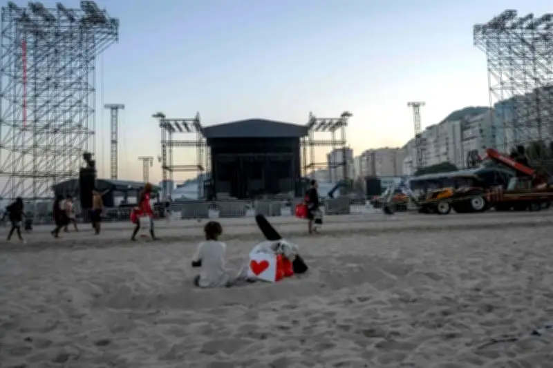 Muere trabajador en montaje de concierto de Shakira en Río