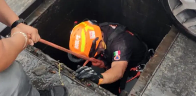 Mujer es arrastrada 100 metros en alcantarilla al intentar recuperar su mochila en Santa Catarina