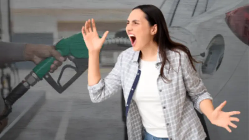 Mujer exige gasolina para su auto eléctrico en gasolinera de Nuevo León