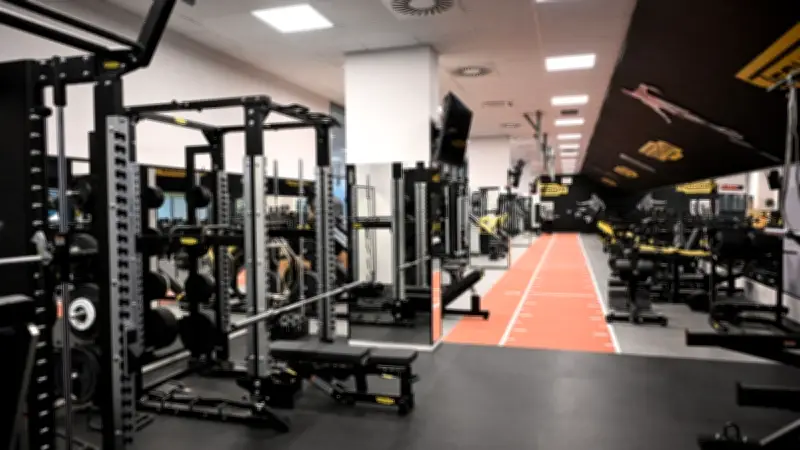 Mujer provoca caída de barra en cabeza de hombre en gimnasio