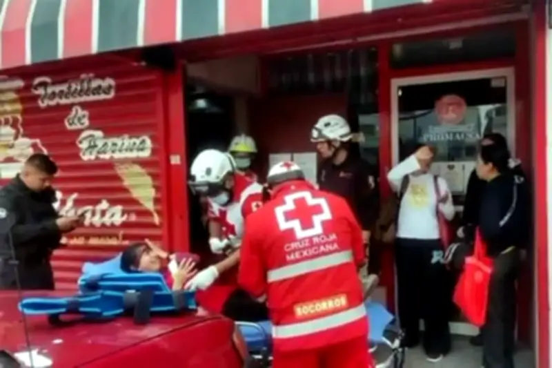 Mujer sufre grave accidente al quedar atrapada en máquina de tortillería