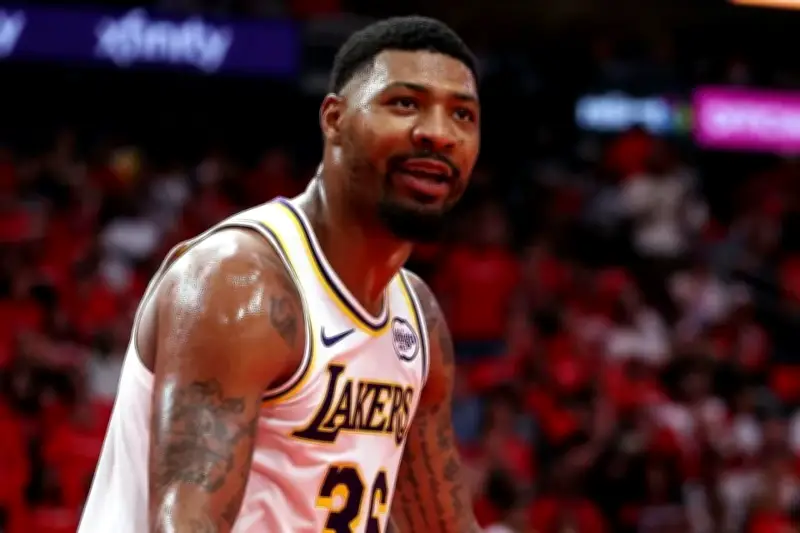 Multa NBA a jugadores de Lakers por conducta hacia árbitros