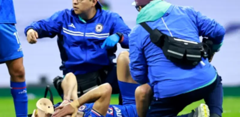 Nicolás Ibáñez sufre grave lesión en Cruz Azul, agravando crisis del equipo