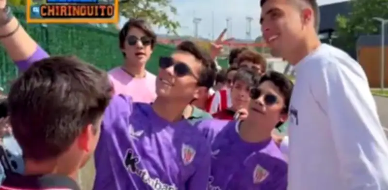 Niños mexicanos viven emotivo encuentro con el portero Álex Padilla en España