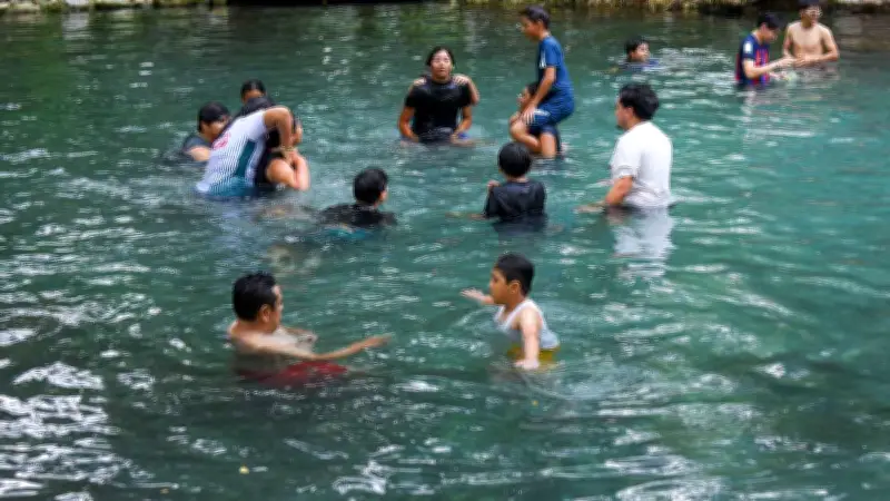 Niños mojan a reportero durante transmisión en vivo en nuevo destino turístico de Nuevo León