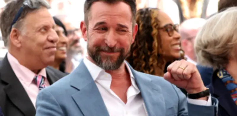 Noah Wyle recibe su estrella en Hollywood en una emotiva ceremonia familiar