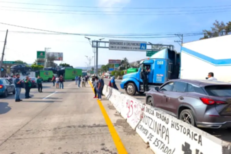 Normalistas de Ayotzinapa Bloquean la Autopista del Sol en Guerrero