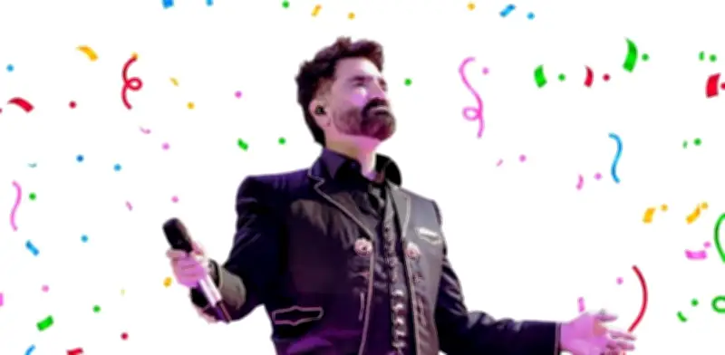 Novia de Alejandro Fernández lo emociona en su cumpleaños 55