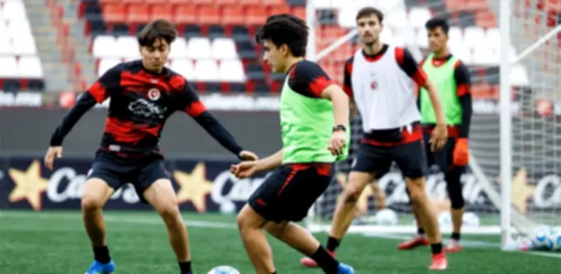 Nápoles y Milan: históricos italianos en la puja por el juvenil mexicano Gilberto Mora