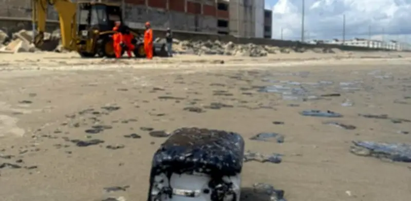 Nuevas manchas de hidrocarburo contaminan playas de Coatzacoalcos en Veracruz