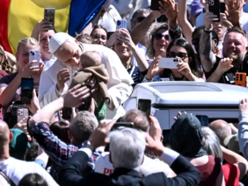 Papa León XIV condena guerras en su primer Domingo de Pascua y bendice a multitud