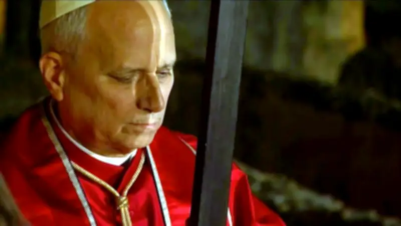 Papa León XIV lidera histórico primer viacrucis en el Coliseo romano