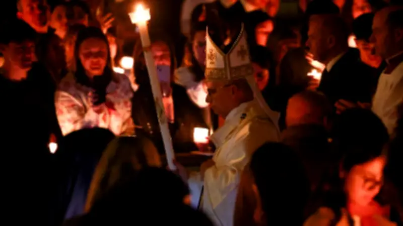 Papa León XIV llama a trabajar por la paz en su primera Vigilia Pascual