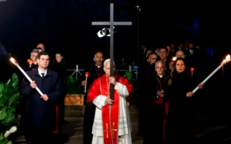 Papa León XIV Recupera Tradición del Viacrucis en el Coliseo Romano