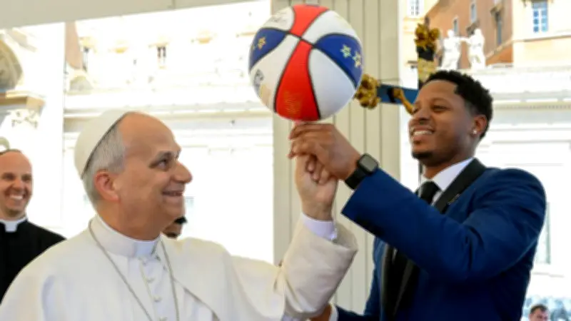 Papa León XIV sorprende al girar un balón con los Harlem Globetrotters en el Vaticano