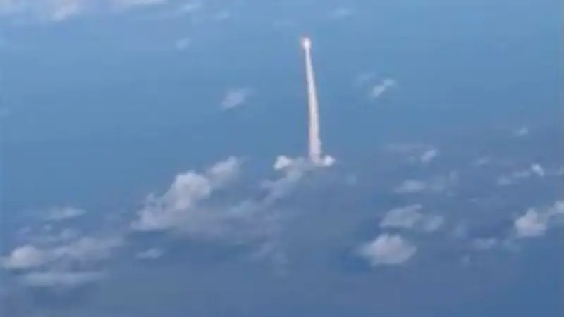 Pasajera capta desde avión el histórico despegue de Artemis II hacia la Luna