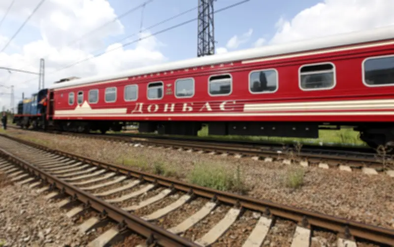 Pasajero ebrio en Rusia empuja a inspectora de tren, causando grave lesión en columna