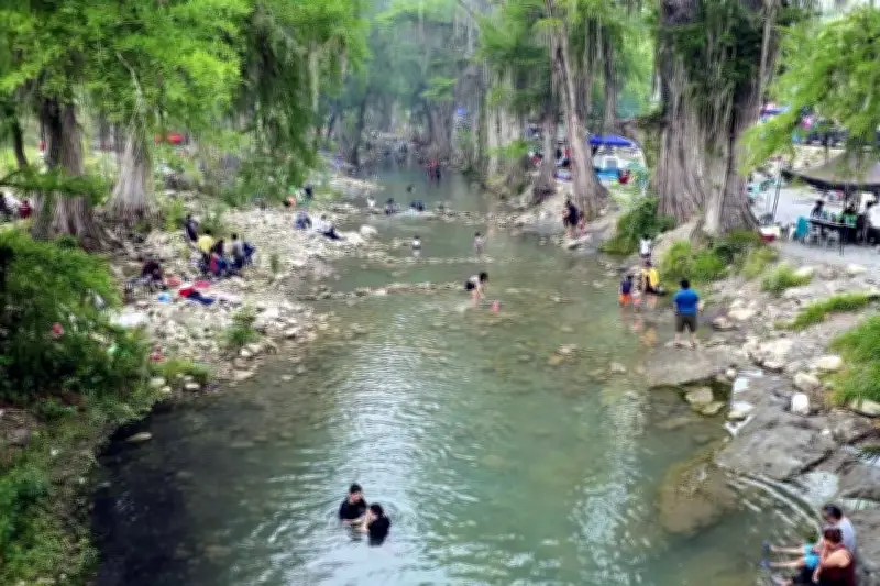 Paseantes Llenan el Río Ramos en Nuevo León, Reviviendo un Espacio Natural