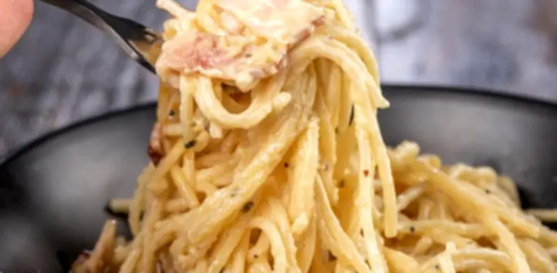 Pasta carbonara original italiana: receta sin crema y extra cremosa