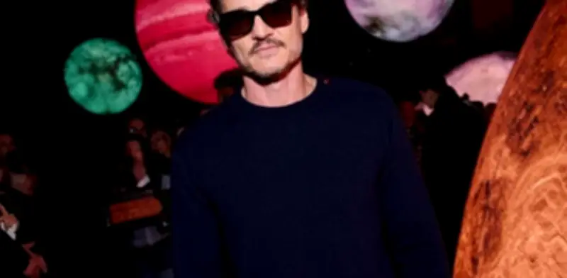 Pedro Pascal se convierte en embajador de Chanel: un hito en moda y entretenimiento
