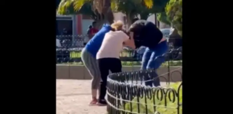 Pelea en Actopan: vecinas se enfrentan a mujer trans por insultos en vivo