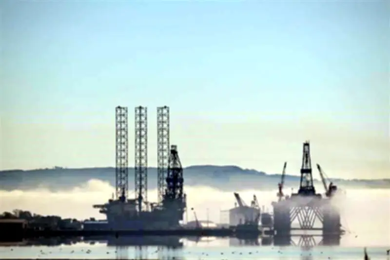 Petróleo amplía ganancias; Brent supera los 111 dólares