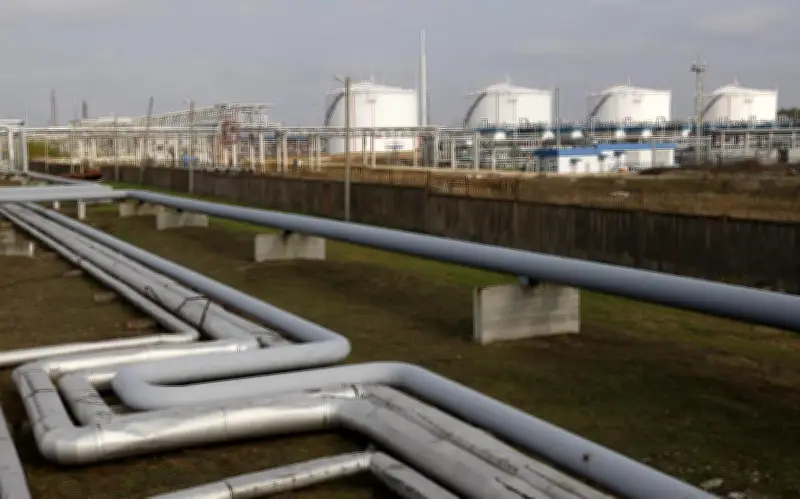 Petróleo se desploma más del 13% tras reapertura total del Estrecho de Ormuz por Irán