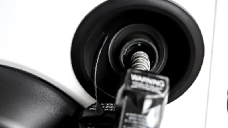 Petróleo sube por bloqueo en Ormuz y salida de Emiratos Árabes de OPEP